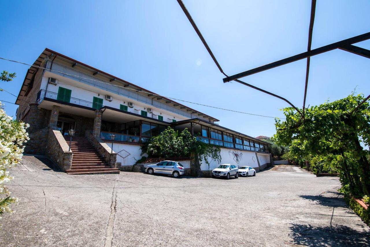 Madonna Della Scala Acomodação com café da manhã Castellabate Exterior foto